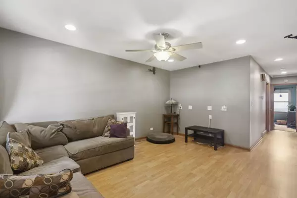 Round Lake Beach, IL 60073,911 OAKWOOD DR