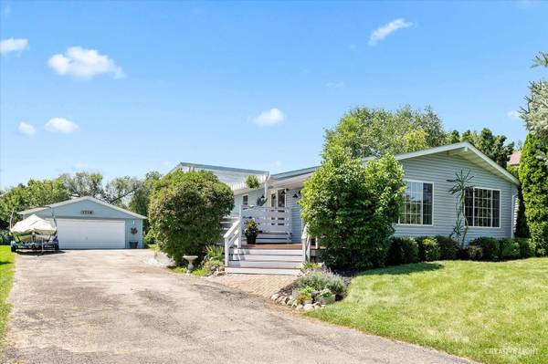 1718 Holiday DR, Lake Holiday, IL 60548