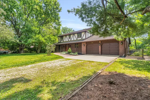 2132 Sandra LN, Monticello, IL 61856
