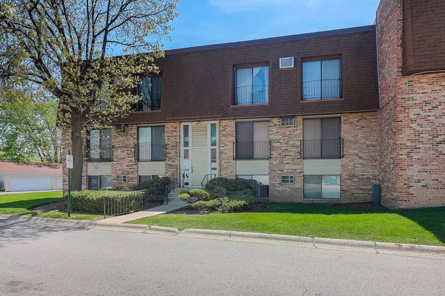 201 N Waters Edge DR #302, Glendale Heights, IL 60139