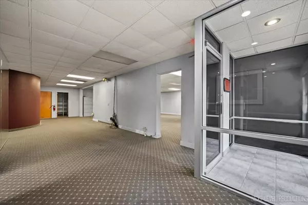 Geneva, IL 60134,422 E State ST