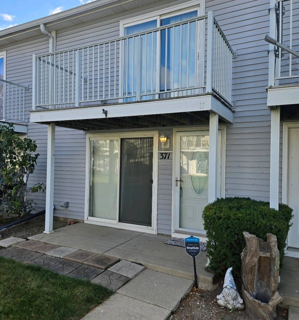 371 Meadow Green LN, Round Lake Beach, IL 60073
