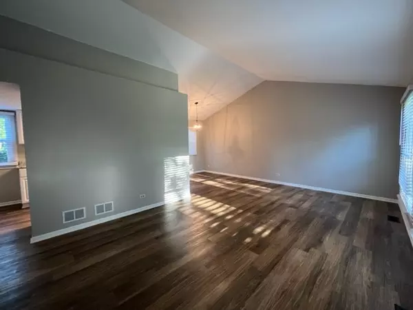 Elk Grove Village, IL 60007,860 Debra LN