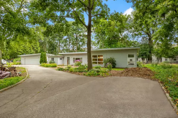 Aurora, IL 60502,32W482 Forest DR