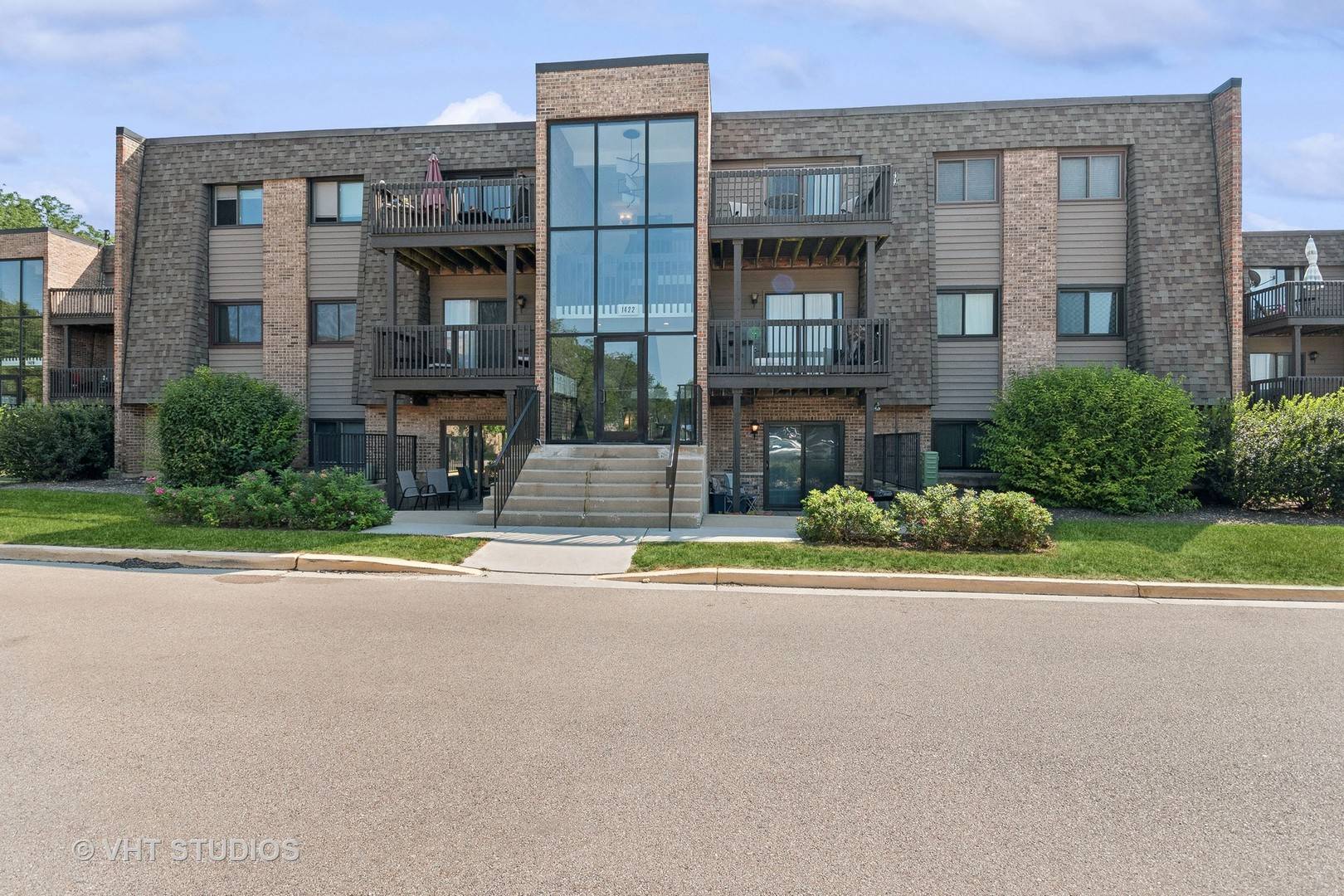 1422 Stonebridge CIR #M11, Wheaton, IL 60189