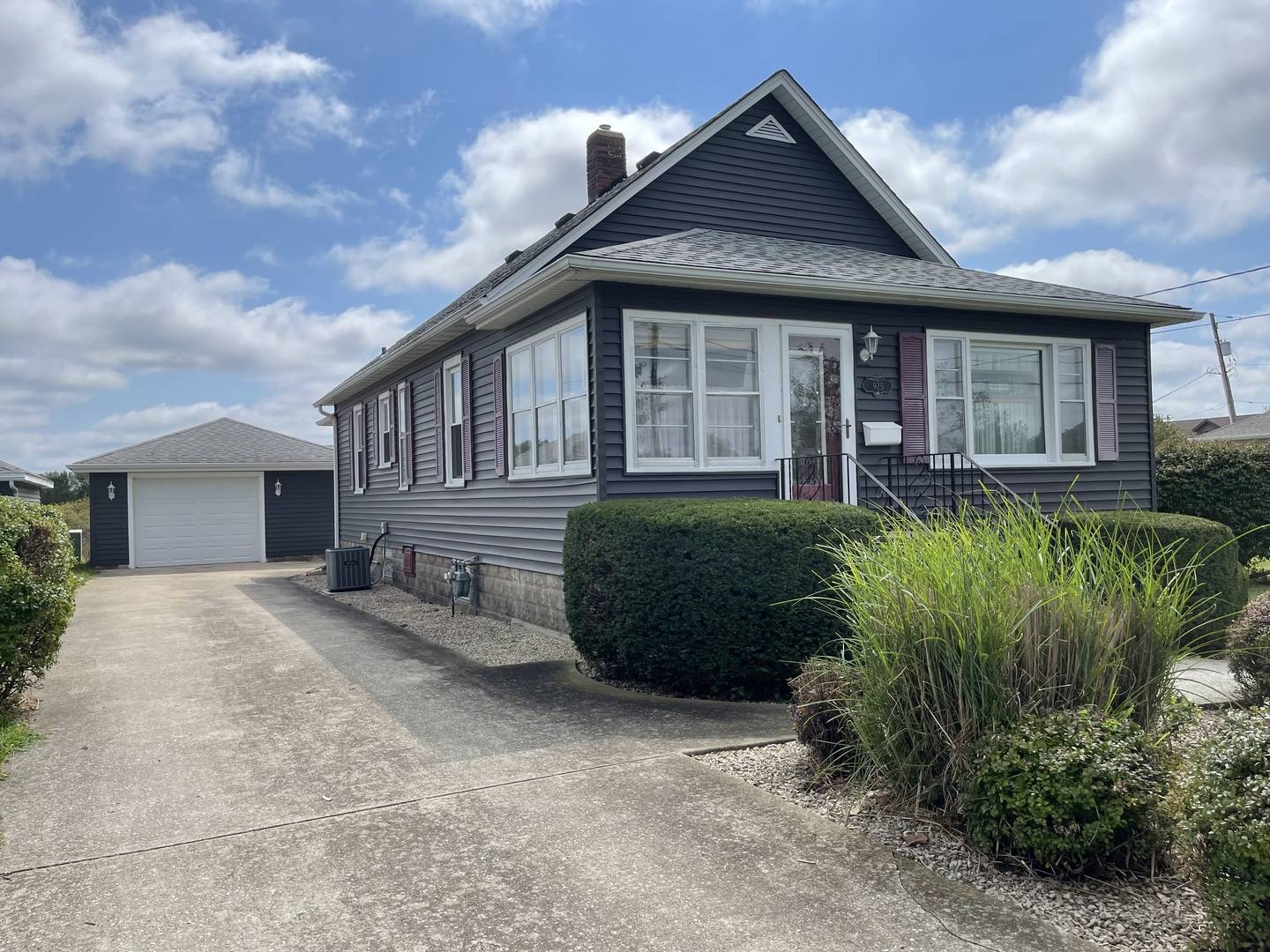 975 S Broadway ST, Coal City, IL 60416