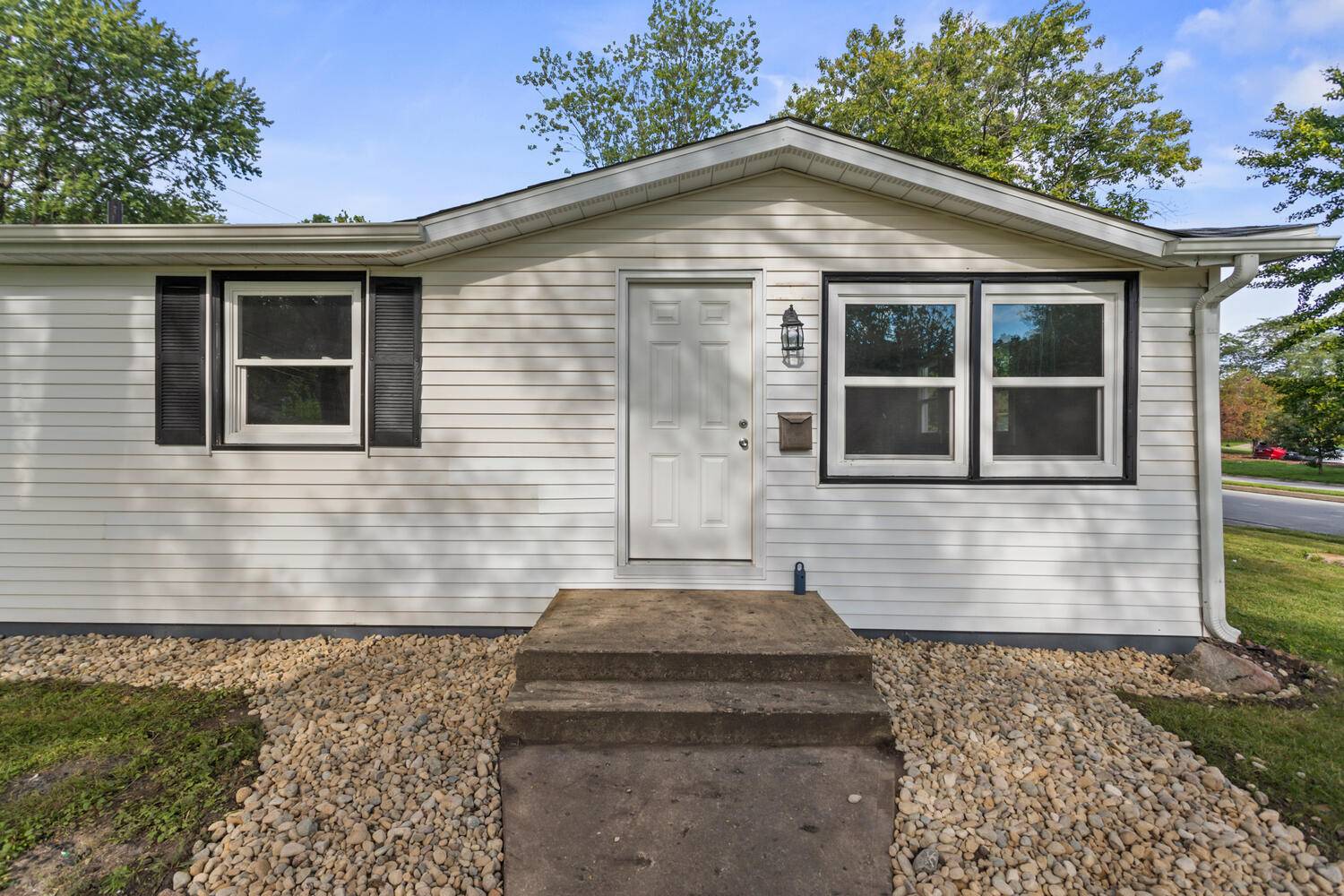 Urbana, IL 61802,901 Rainbow View DR