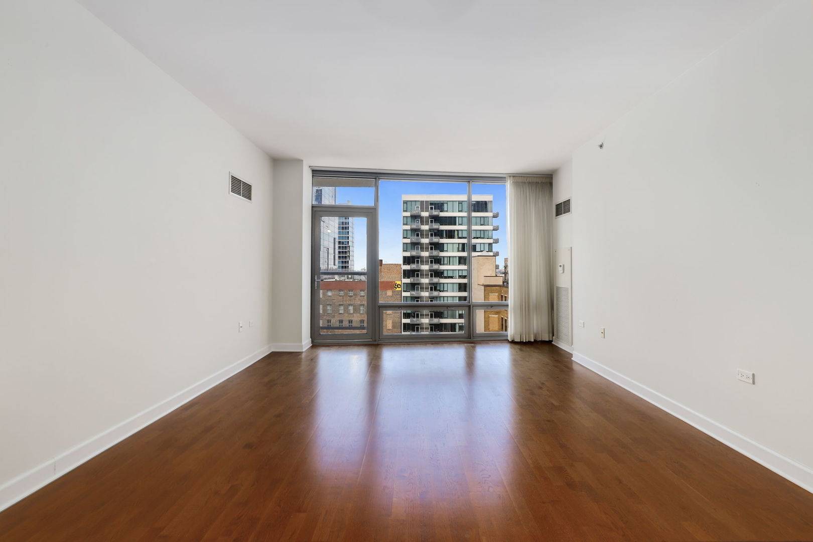 Chicago, IL 60605,100 E 14th ST #1007