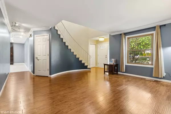 Bartlett, IL 60103,817 W Appletree LN