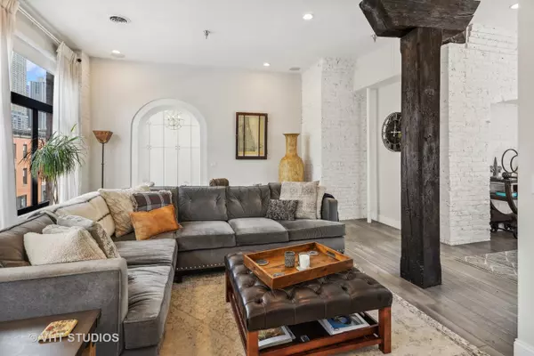 Chicago, IL 60654,215 W ILLINOIS ST #3A