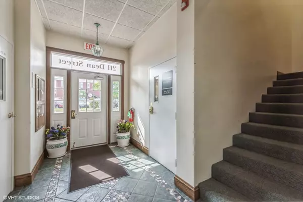 Woodstock, IL 60098,211 Dean ST #2A