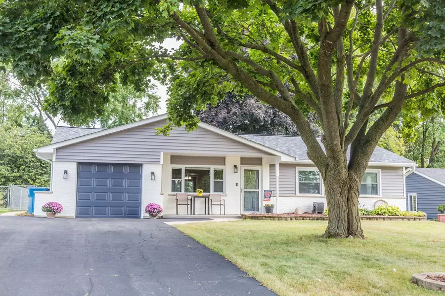1005 APPLE VALLEY DR, Bartlett, IL 60103