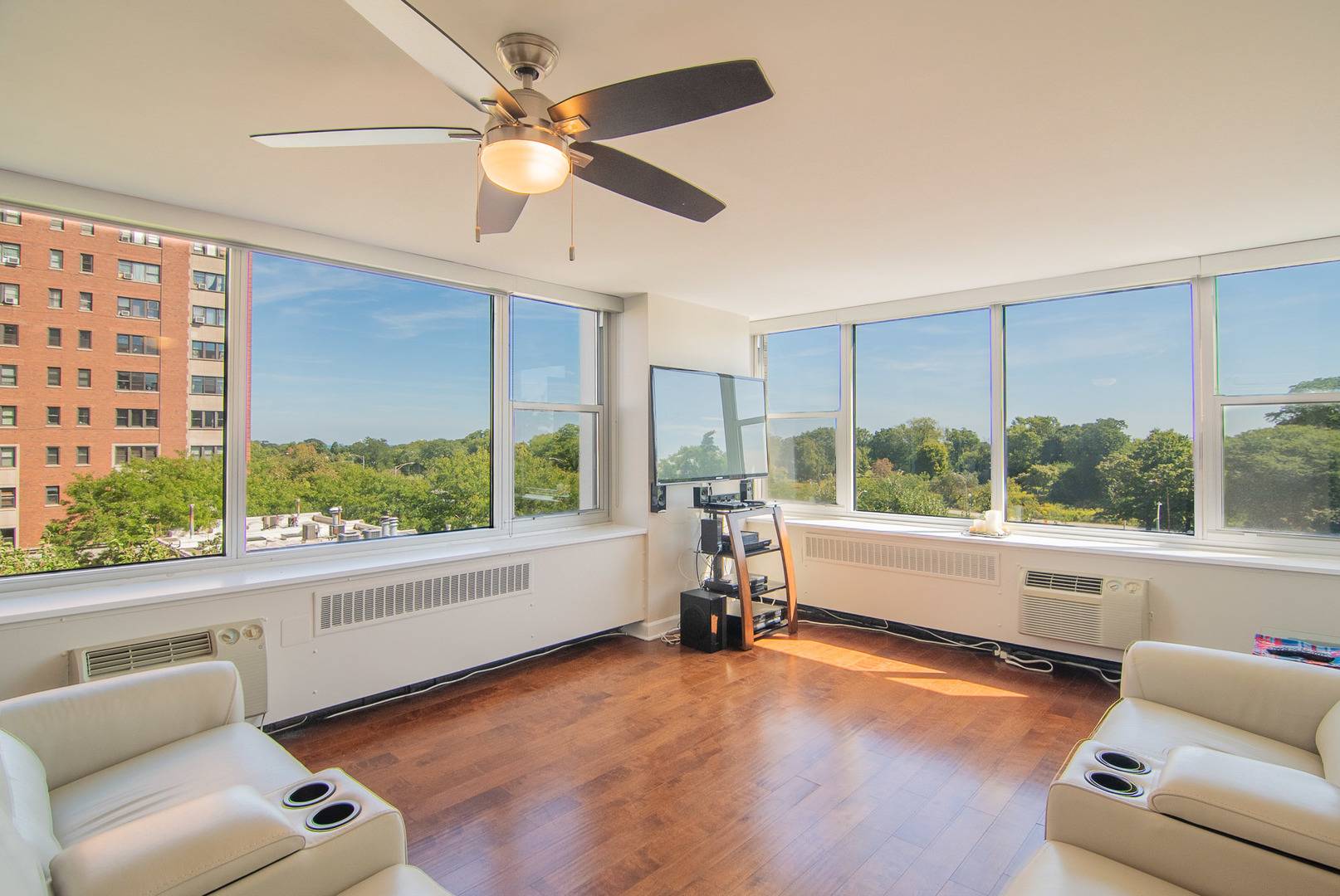 Chicago, IL 60613,4250 N Marine DR #622