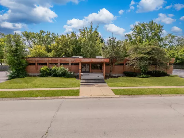 5601 Victoria DR N, Oak Forest, IL 60452