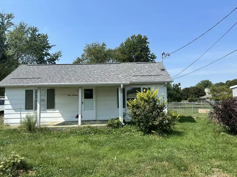 914 Fuller ST, Charleston, IL 61920