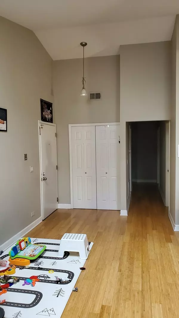 Schaumburg, IL 60193,329 Pembroke CT #6