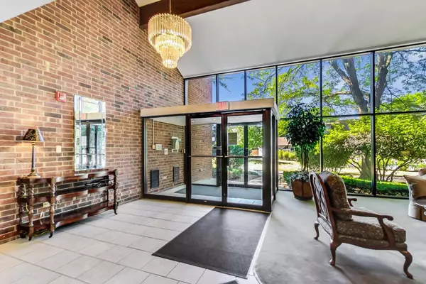 Northbrook, IL 60062,3050 Pheasant Creek DR #301
