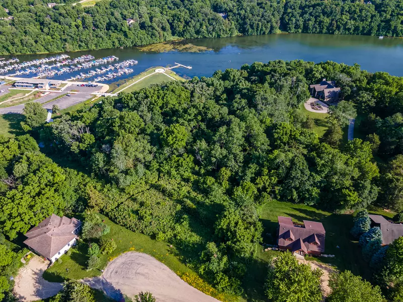 2 Waterford DR, Galena, IL 61036