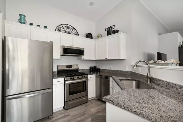 Grayslake, IL 60030,955 McKay CIR #955