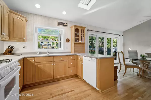 Libertyville, IL 60048,935 Crestfield AVE