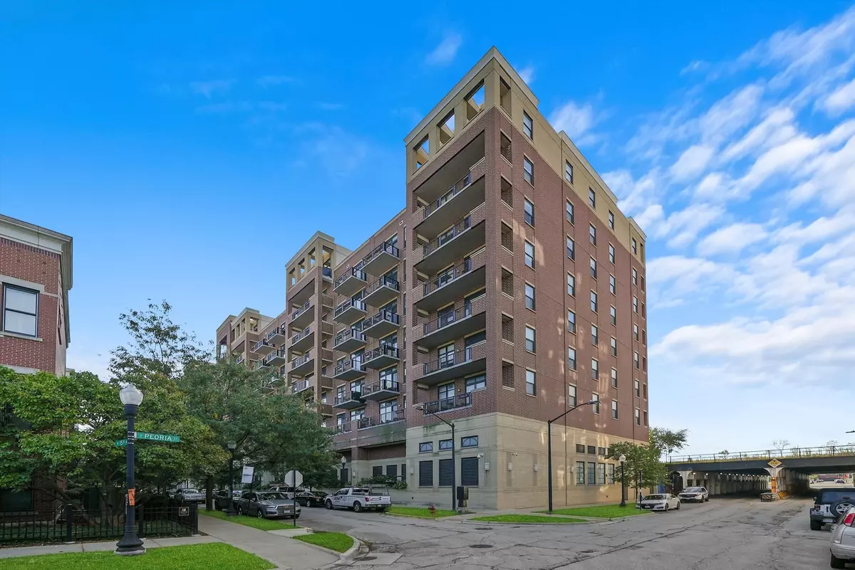 Chicago, IL 60608,833 W 15th PL #612