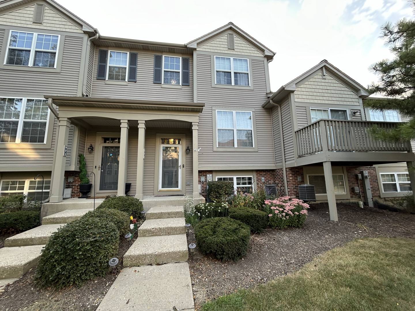 973 Ellsworth DR, Grayslake, IL 60030