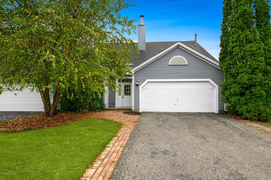17 E COUNTRY WALK DR #17, Round Lake Beach, IL 60073