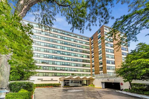 1616 Sheridan RD #2E, Wilmette, IL 60091