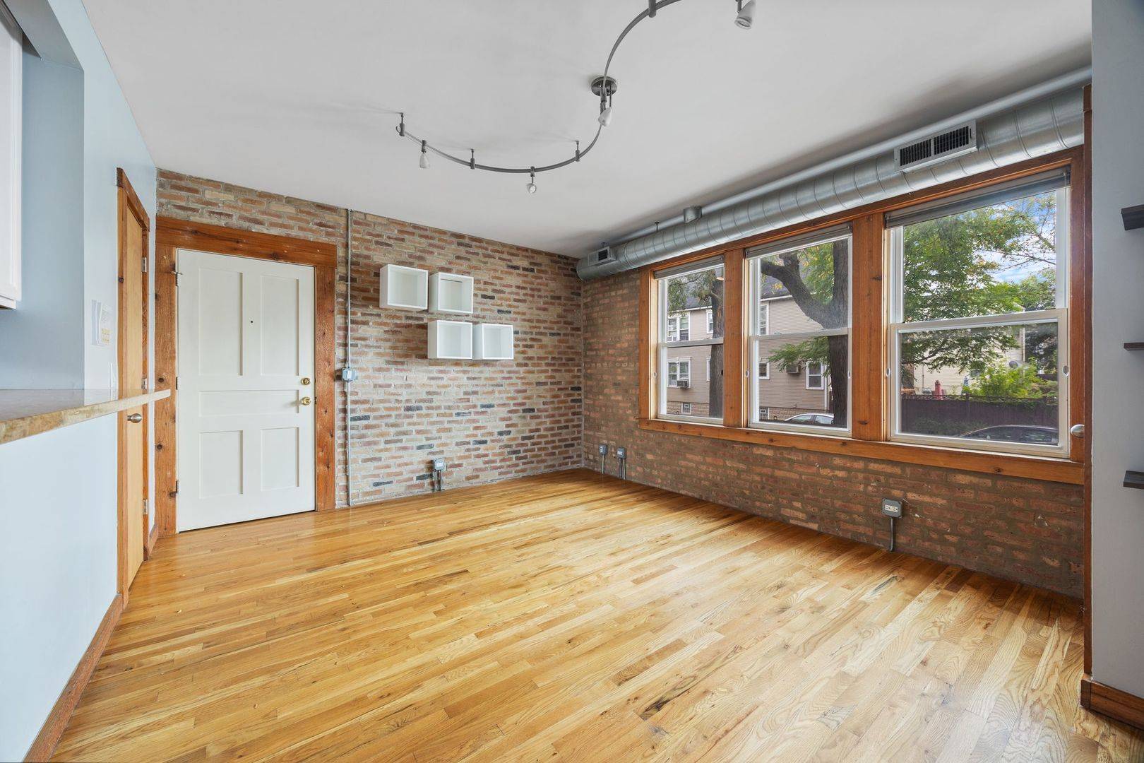 Chicago, IL 60618,3038 W Cullom AVE #1W