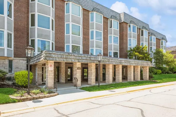 600 Thames Pkwy #3G, Park Ridge, IL 60068