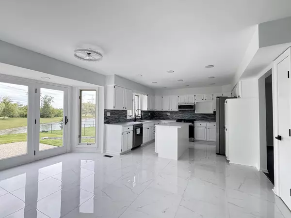 Addison, IL 60101,1284 N Westridge PL