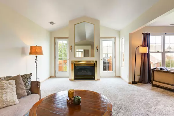 South Elgin, IL 60177,120 Ione DR #B