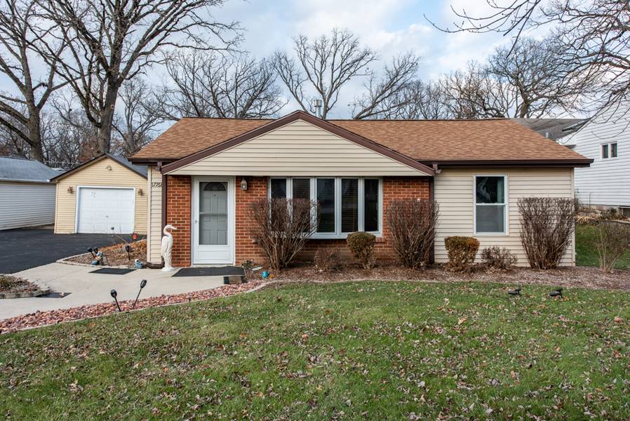 17768 W Iroquois DR, Grayslake, IL 60030