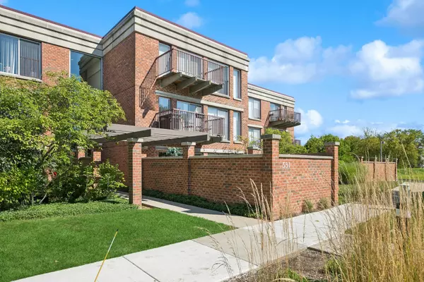 351 Kelburn RD #216, Deerfield, IL 60015