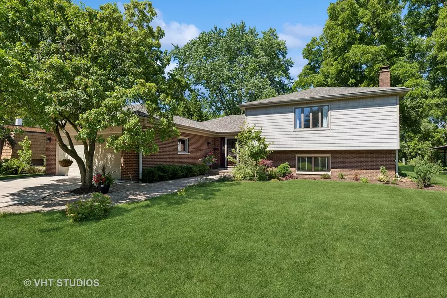 630 RUSKIN DR, Elk Grove Village, IL 60007