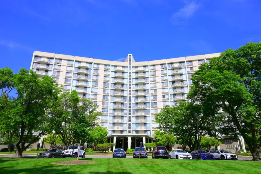 20 N Tower RD #3C, Oak Brook, IL 60523