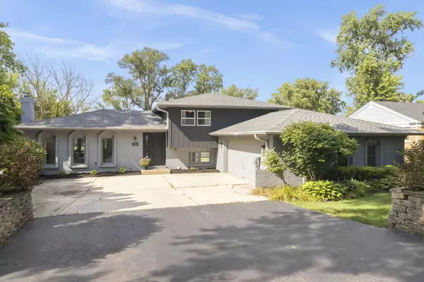 17W204 Orchard PL, Oakbrook Terrace, IL 60181