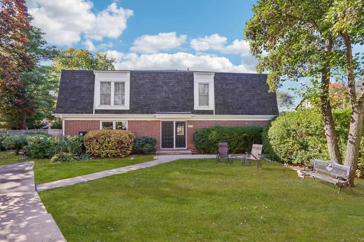 Libertyville, IL 60048,831 A Garfield AVE #A