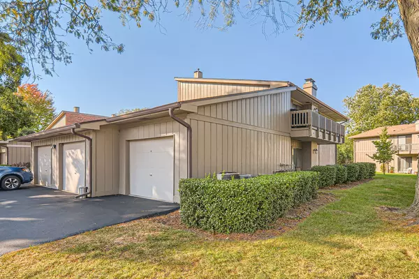 Warrenville, IL 60555,29W410 Emerald Green DR #22-E