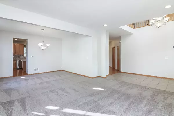 South Elgin, IL 60177,335 Denton LN