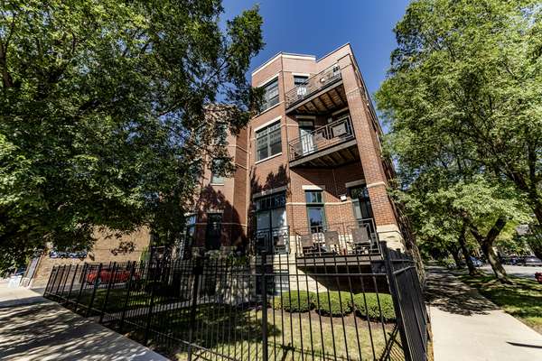 2736 W Montrose AVE #2E, Chicago, IL 60618