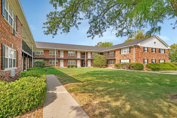 19 Briar ST #36, Glen Ellyn, IL 60137