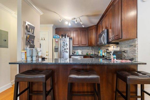 Chicago, IL 60613,3900 N Pine Grove AVE #302