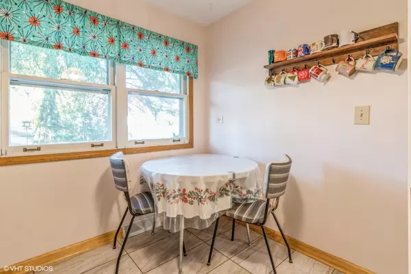 Palatine, IL 60074,934 E Lilac DR