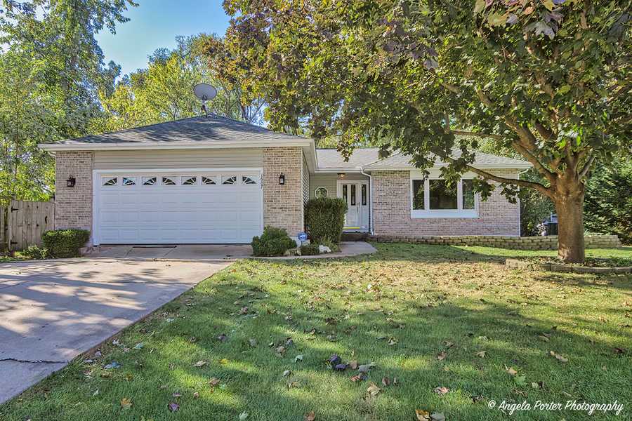 1607 Jennifer LN, Mchenry, IL 60050