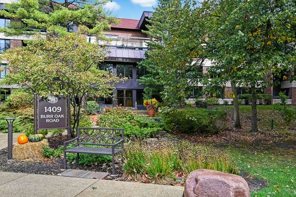 1409 Burr Oak RD #311A, Hinsdale, IL 60521