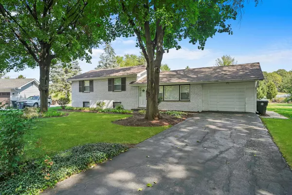 27W102 48th ST, Naperville, IL 60563