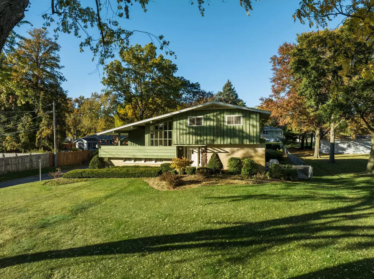 Lemont, IL 60439,20W236 Meadow LN