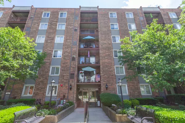 825 Pearson ST #2A, Des Plaines, IL 60016