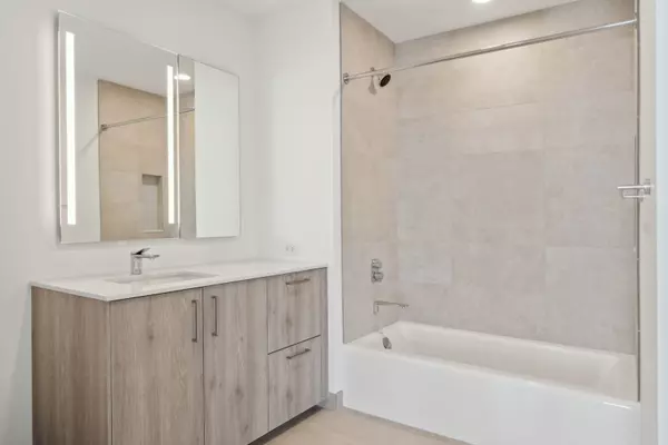 Chicago, IL 60601,211 N Harbor DR #3704